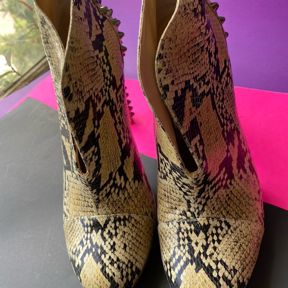 BCBGMAXAZRIA leather and studs - Picture 3 of 8